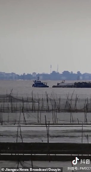 Theo truyền thông địa phương, "thành phố ma" bí ẩn đột nhiên xuất hiện vào buổi chiều.