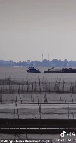 Theo truyền thông địa phương, "thành phố ma" bí ẩn đột nhiên xuất hiện vào buổi chiều.