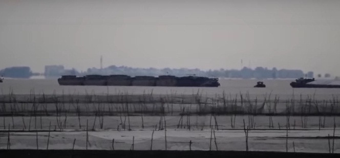 Rất nhiều người đổ xô đến xem "thành phố ma" khác thường giữa hồ nước.