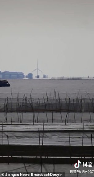 Một số nhân chứng còn cho biết nhìn thấy nhiều ngôi nhà cổ với mái cong, cây cối và một tua bin gió khổng lồ tại "thành phố ma".