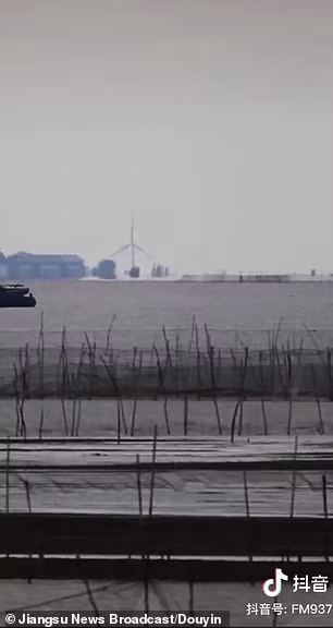 Một số nhân chứng còn cho biết nhìn thấy nhiều ngôi nhà cổ với mái cong, cây cối và một tua bin gió khổng lồ tại "thành phố ma".