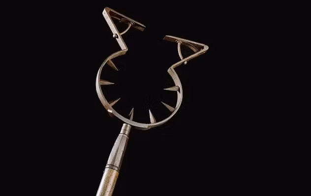 Man Catcher (gậy bắt người) là một trong những vũ khí kỳ quái nhất của người xưa. Vũ khí này được sử dụng rộng rãi từ các nước châu Âu cho đến Nhật Bản.