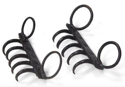 Người dùng sẽ đeo Bagh Nakh vào bàn tay và sử dụng nó khi cận chiến hoặc ám sát.