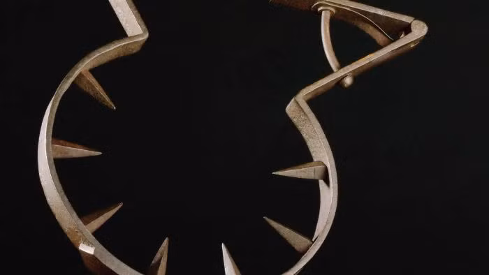 Người xưa sử dụng vũ khí này để bắt giữ những kẻ gây rối, tội phạm từ trên lưng ngựa xuống đất mà không làm phạm nhân bị thương nặng hay tử vong. Những người canh gác ban đêm dùng Man Catcher để bảo vệ cuộc sống an bình cho dân chúng.