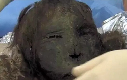 Sau khi qua đời, thi hài người phụ nữ được đặt trong chiếc kén từ đồng và lông thú trước khi chôn xuống đất.