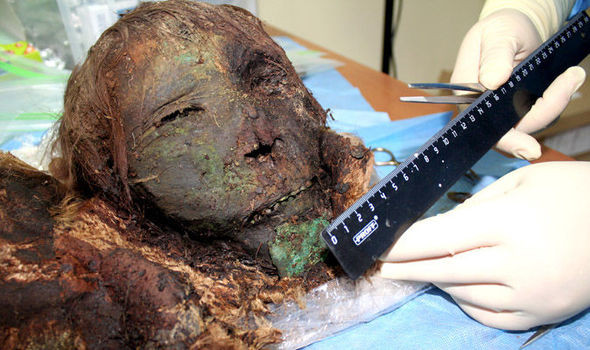 Các chuyên gia không khỏi bất ngờ khi những đặc điểm trên gương mặt của xác ướp như lông mi và mái tóc còn nguyên vẹn đến khó tin.