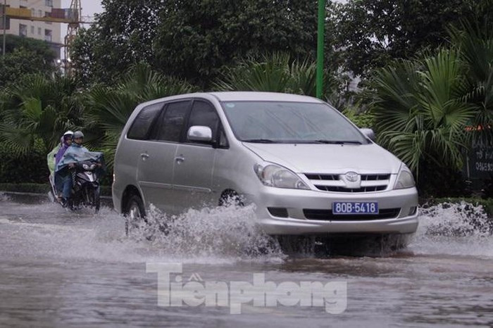 Khu vực đường Tố Hữu cũng bị ngập nặng sau cơn mưa lớn.