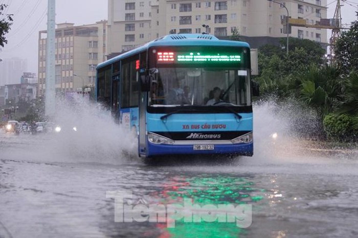 Xe buýt đi lại cũng gặp khó khăn khi đi qua đoạn đường ngập.