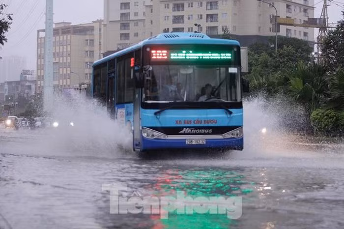 Xe buýt đi lại cũng gặp khó khăn khi đi qua đoạn đường ngập.
