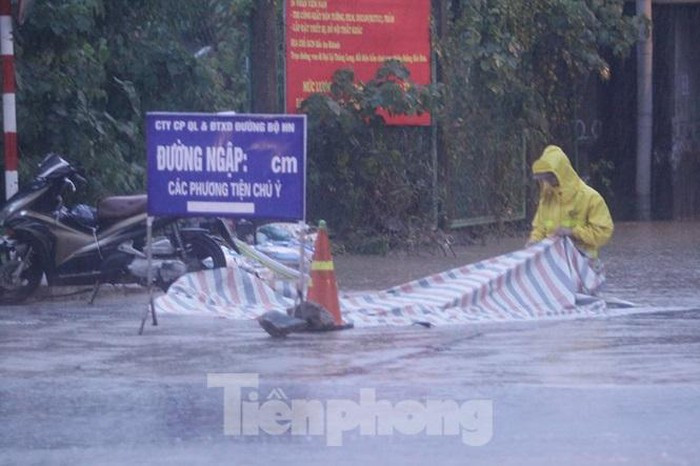 Để hạn chế nguy hiểm, cơ quan chức năng dựng tấm biển cảnh báo. Tuy nhiên, nhiều người vẫn cố tìm cách đi qua vì không còn đường nào nhanh hơn.