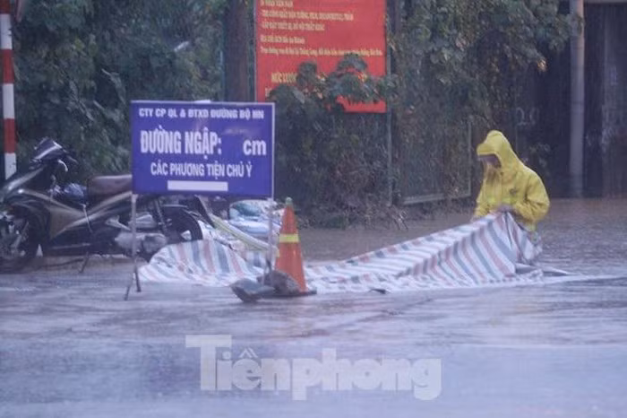 Để hạn chế nguy hiểm, cơ quan chức năng dựng tấm biển cảnh báo. Tuy nhiên, nhiều người vẫn cố tìm cách đi qua vì không còn đường nào nhanh hơn.