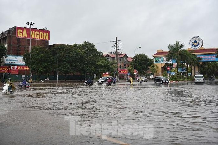 Lối vào các khu đô thị như Thiên đường Bảo Sơn, Nam An Khánh, Geleximco bị ngập sâu, khiến các phương tiện qua đây gặp nhiều khó khăn.