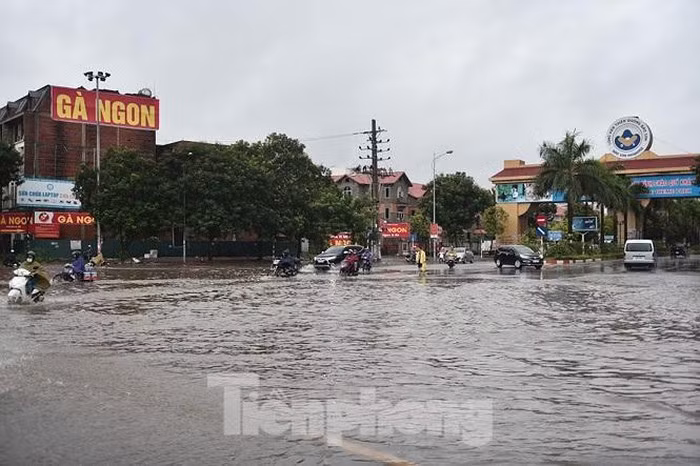 Lối vào các khu đô thị như Thiên đường Bảo Sơn, Nam An Khánh, Geleximco bị ngập sâu, khiến các phương tiện qua đây gặp nhiều khó khăn.