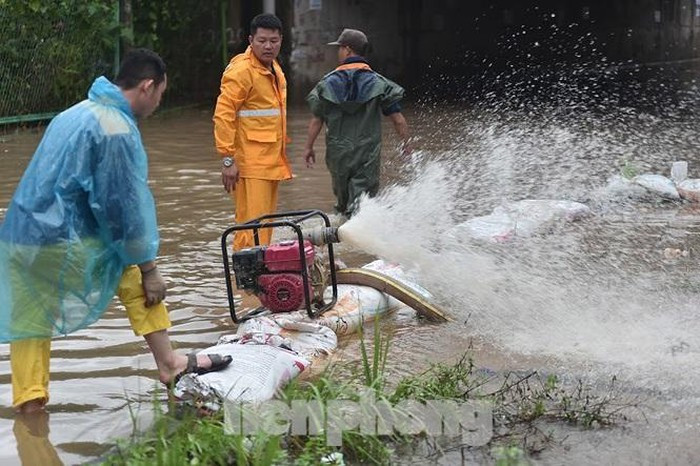 Đồng thời dùng máy bơm hút nước ở những khu vực bị ngập sâu.