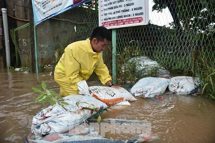 Cơ quan chức năng cũng dùng bao cát để ngăn dòng nước chảy vào những khu vực thấp trũng.