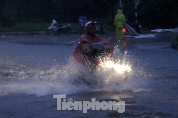 Nhiều người điều khiển xe máy cũng đánh liều "bơi" qua đoạn đường bị ngập sâu để tìm đường về nhà. "Hệ thống thoát nước ở khu vực này quá kém, mưa lớn lần nào cũng ngập và mấy ngày sau nước mới rút. Để về nhà chúng tôi phải đánh liều đi qua những đoạn đường ngập sâu cả mét", Chị Hoa, cư dân Khu đô thị mới Lê Trọng Tấn - Geleximco ngán ngẩm.