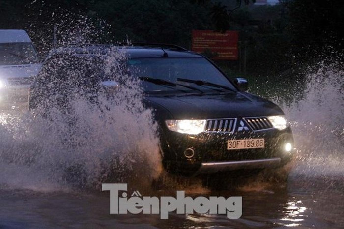 Ô tô rẽ sóng vượt qua "biển" nước.