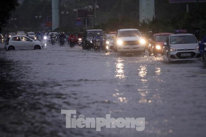 Theo dự báo, do ảnh hưởng của vùng áp thấp suy yếu từ cơn bão số 3 nên trong ngày 4/8, khu vực Hà Nội tiếp tục có mưa vừa, mưa to (tổng lượng mưa phổ biến 50-70mm).