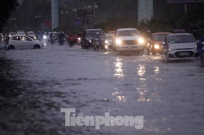 Theo dự báo, do ảnh hưởng của vùng áp thấp suy yếu từ cơn bão số 3 nên trong ngày 4/8, khu vực Hà Nội tiếp tục có mưa vừa, mưa to (tổng lượng mưa phổ biến 50-70mm).