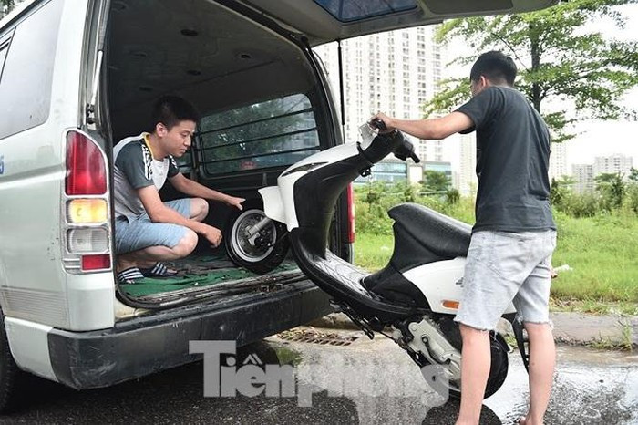 Các phương tiện di chuyển qua khu vực gặp nhiều khó khăn, nhiều phương tiện chết máy phải nhờ đến cứu hộ.