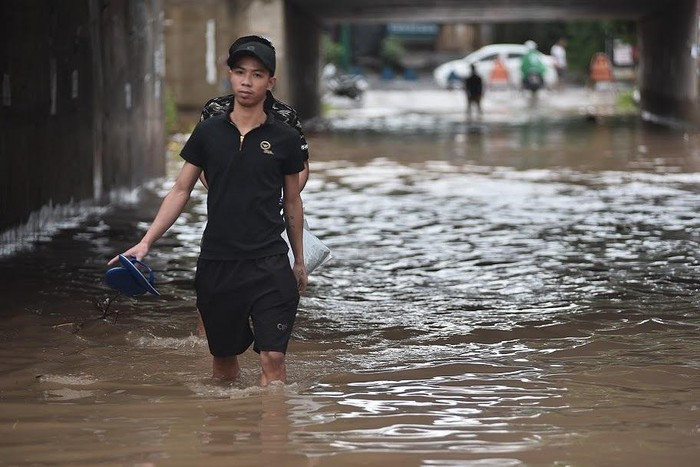 Dọc các hầm chui đại lộ Thăng Long, cảnh lội bì bõm vẫn diễn ra khá nhiều. Có những lối bắt buộc phải chui qua vì hầm nào cũng ngập.