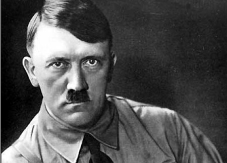 Theo kế hoạch, đại tá Stauffenberg mang theo vali chứa chất nổ vào phòng họp và đặt gần chỗ ngồi của Hitler. Khi Hitler ngồi vào bàn, đại tá Stauffenberg bí mật kích hoạt quả bom rồi kiếm cớ rời phòng họp.