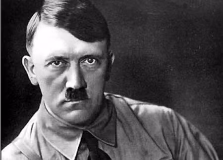 Theo kế hoạch, đại tá Stauffenberg mang theo vali chứa chất nổ vào phòng họp và đặt gần chỗ ngồi của Hitler. Khi Hitler ngồi vào bàn, đại tá Stauffenberg bí mật kích hoạt quả bom rồi kiếm cớ rời phòng họp.