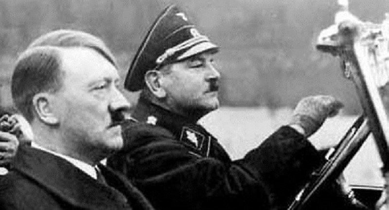 Thế nhưng, Hitler may mắn thoát chết khi bom nổ do một người trong phòng vô tình dịch chuyển chiếc vali sang chỗ khác.