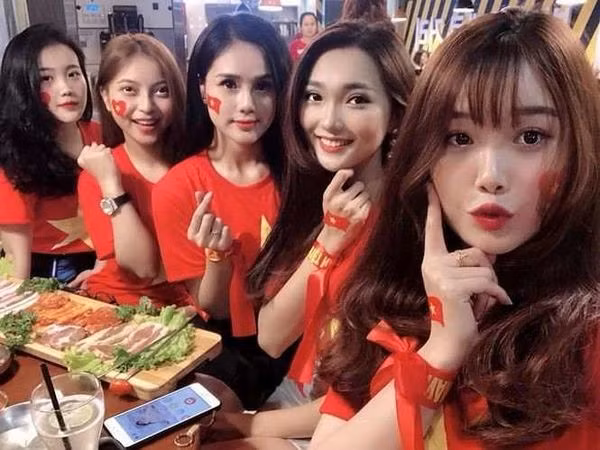 Dinh lien tiep thi phi, Nhat Le - ban gai Quang Hai duoc khen ban linh vi dieu nay-Hinh-6