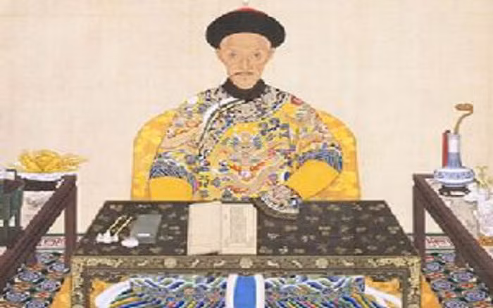 Cho đến nay, nguyên nhân tử vong của Gia Khánh đế vẫn là ẩn số khó giải. Không ai có thể khẳng định chính xác vị hoàng đế này qua đời vì lý do nào. Nếu thực sự Gia Khánh đế chết do bị sét đánh thì ông trở thành bậc cửu ngũ chí tôn duy nhất băng hà vì nguyên nhân hết sức đặc biệt. Video: Tái hiện trận chiến lịch sử của hoàng đế Napoleon (nguồn: VTC14)