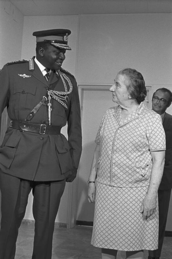 Về sau, Idi Amin Dada thăng tiến nhanh chóng và nắm nhiều quyền lực khi gia nhập quân đội Uganda.