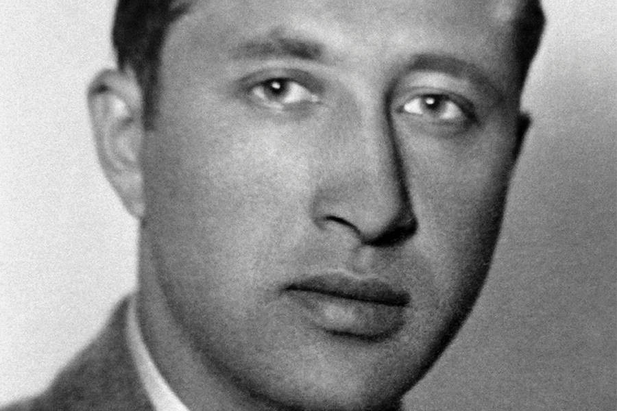 Vì vậy, Popov quyết định làm việc cho cơ quan tình báo MI-5 của Anh. Từ đây, Popov trở thành điệp viên 2 mang giúp Anh thu thập những tin tình báo quan trọng về Hitler và Đức quốc xã rồi gửi chúng cho MI-5.