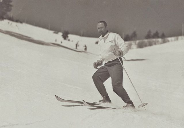 Khi làm việc cho Abwehr, nhiệm vụ đầu tiên của Popov là đến Pháp để thu thập thông tin, liên lạc với những nhà lãnh đạo có thiện cảm với chính quyền nhà độc tài Hitler để từ đó lợi dụng vào những nhiệm vụ riêng.