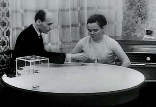 Trước khi được biết đến với khả năng đặc biệt có thể di chuyển đồ vật bằng ánh mắt, Ninel tình nguyện gia nhập quân đội vào năm 1942. Tại chiến trường, Ninel làm phát thanh viên và từng bị thương khi làm nhiệm vụ.