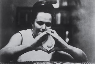 Ninel từng được chính phủ Liên Xô trao tặng Huân chương hạng nhất Chiến tranh Vệ quốc và một số huy chương danh giá khác vì những cống hiến cho đất nước.