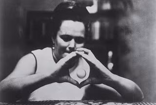 Ninel từng được chính phủ Liên Xô trao tặng Huân chương hạng nhất Chiến tranh Vệ quốc và một số huy chương danh giá khác vì những cống hiến cho đất nước.