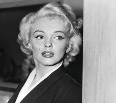 Một số người tin rằng, người phụ nữ trên du hành thời gian, trở lại quá khứ để có cơ hội chụp ảnh với nữ minh tinh Marilyn Monroe.