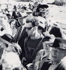 Vì vậy, một số cho rằng người đàn ông này chính là người du hành thời gian, quay ngược về quá khứ và vô tình bị chụp ảnh.