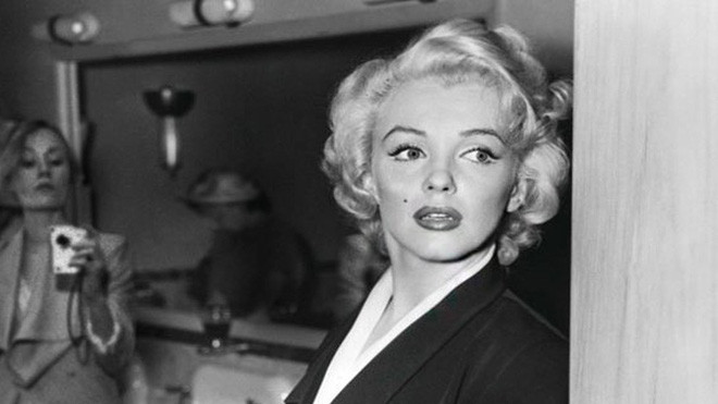 Một bức ảnh chụp nữ diễn viên Marilyn Monroe khi cô vừa rời khỏi phòng thay đồ dành cho nữ nhận được nhiều sự chú ý.