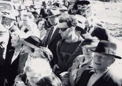 Người đàn ông này có trang phục, đầu tóc, kính mắt khác biệt so với những người còn lại. Cụ thể, nhiều người nhận định phong cách của người đàn ông rất giống thời trang của thế kỷ 21.