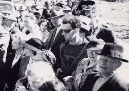 Người đàn ông này có trang phục, đầu tóc, kính mắt khác biệt so với những người còn lại. Cụ thể, nhiều người nhận định phong cách của người đàn ông rất giống thời trang của thế kỷ 21.