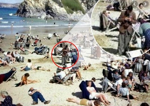 Thọat nhìn, bức ảnh không có điểm gì khác thường. Tuy nhiên, một số người đặc biệt chú ý đến hình ảnh một người đàn ông đang cúi đầu nhìn vào một thứ nhỏ bé trên tay trông giống điện thoại di động.