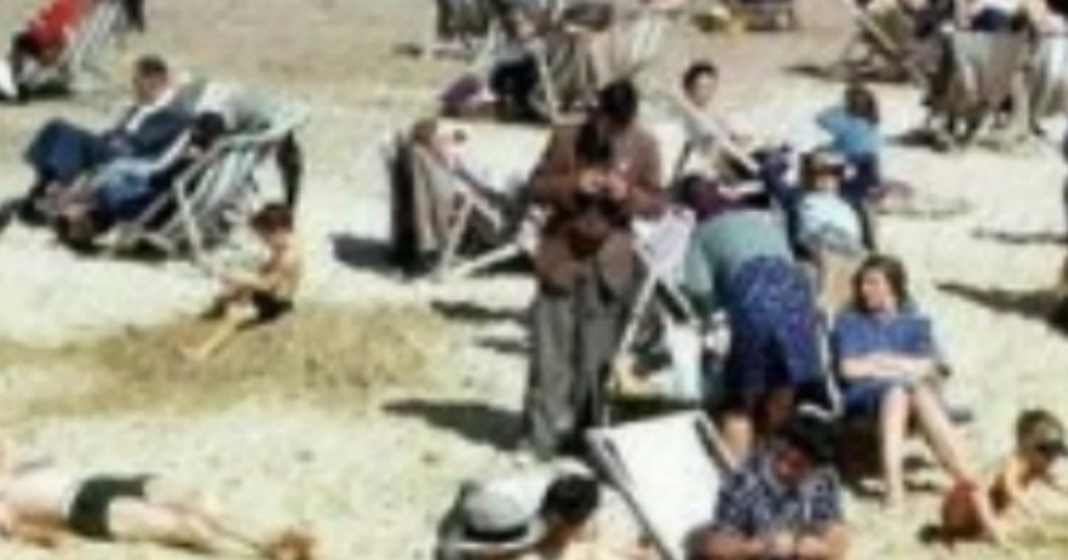 Theo đó, một số người đưa ra giả thuyết người đàn ông cầm trên tay điện thoại di động đã có chuyến du hành thời gian.