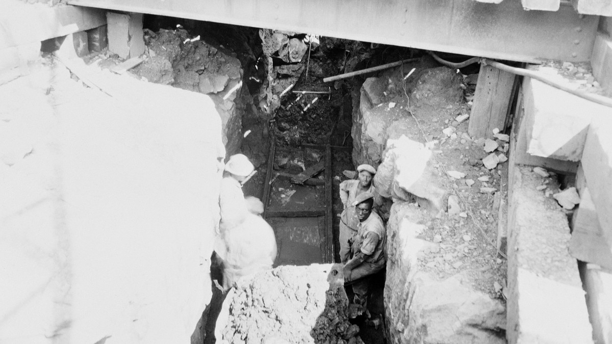 Mỗi ngày khi đi ra khỏi địa đạo, thợ mỏ nào cũng phủ đầy bụi silic trên cơ thể, quần áo.