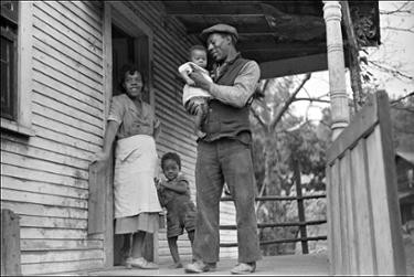 Trước cái chết của hàng trăm thợ mỏ, một số người khác bỏ công việc đang làm, tìm kiếm công việc mới an toàn hơn. Mời bạn đọc xem video: Sập hầm ở Nam Phi làm 200 thợ mỏ mắc kẹt. Nguồn: VTC14