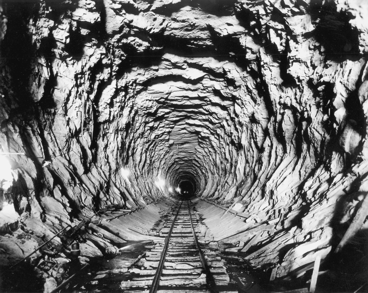 Cụ thể, các thợ mỏ thường làm việc 10 - 15 tiếng mỗi ngày. Trong quá trình làm việc, thợ mỏ tiến hành khoan lỗ và xếp chất nổ vào bên trong để nổ tung lớp đá sa thạch tiến đến thi công địa đạo.