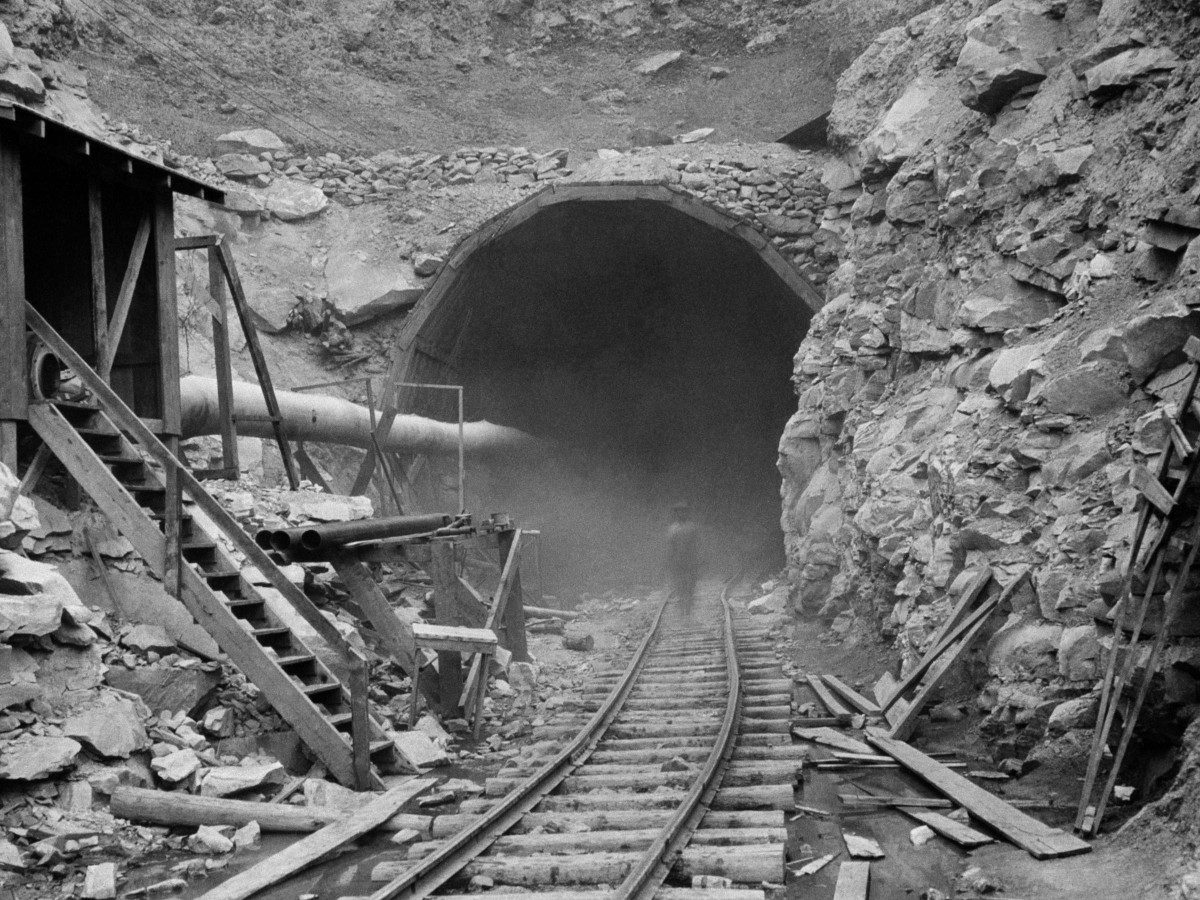 Dự án Địa đạo tổ chim ưng (Hawks Nest Tunnel) của Công ty Union Carbide and Carbon Corp nằm ở sông New, cạnh cây cầu Gauley, phía Tây Nam tiểu bang Virginia đã thu hút hàng ngàn thợ mỏ Mỹ đến làm việc trong thời kỳ Đại khủng hoảng (1929 - 1939).