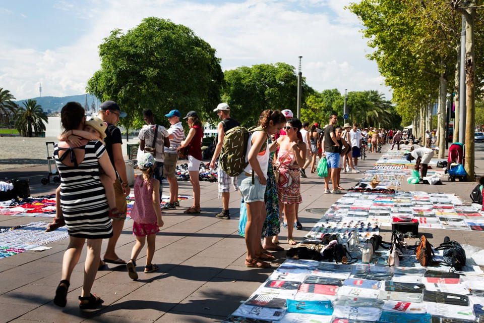 5. Barcelona, Tây Ban Nha: Sẽ thật khó tin khi thành phố biển xinh đẹp, nơi "đóng quân" của một trong những CLB bóng đá vĩ đại nhất thế giới lại lọt vào danh sách này. Sự thật thì ở Barcelona, bạn sẽ rất ít khi gặp phải những vấn đề như bạo lực hay nhân quyền ở các nơi kể trên. Tuy nhiên, cư dân thành phố này chưa chắc đã chào đón khách du lịch một cách nồng hậu như vẻ ngoài xinh đẹp của nó. Ảnh: Cino.