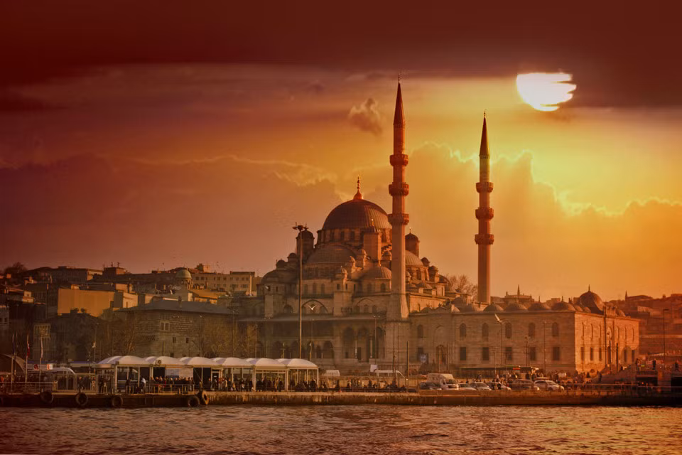 4. Thổ Nhĩ Kỳ: Không cần nói thêm về du lịch Thổ Nhĩ Kỳ bởi đất nước này thực sự quá nổi tiếng với những công trình kiến trúc tráng lệ như thành phố đá Cappadocia, Pamukkale hay Cung điện dưới nước Yerebatan Cistern... Ảnh: iExplore.