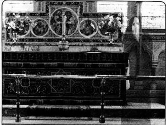 Bức ảnh chụp năm 1963 này có tên là " Specter of Newby Church” (Bóng ma Nhà thờ Newby). Tuy nhiên, nhiều người cho rằng sự xuất hiện của bóng ma trong bức ảnh của Đức cha K.F. Lord chỉ đơn giản là sản phẩm của hiệu ứng ảnh chồng nhau.